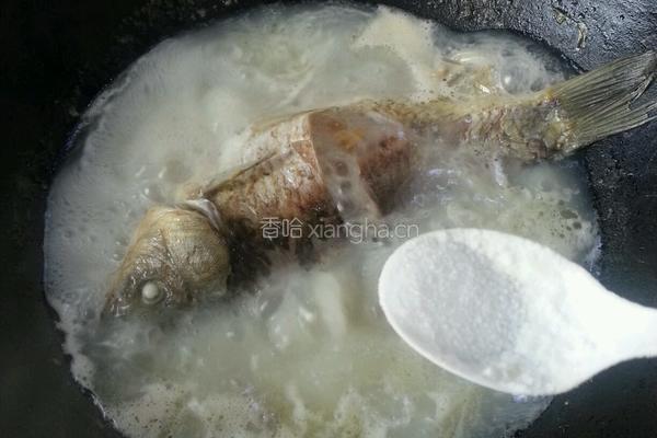 炖鲫鱼汤的做法图解3