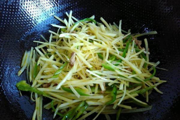 肉丝青椒炒土豆丝的做法图解5