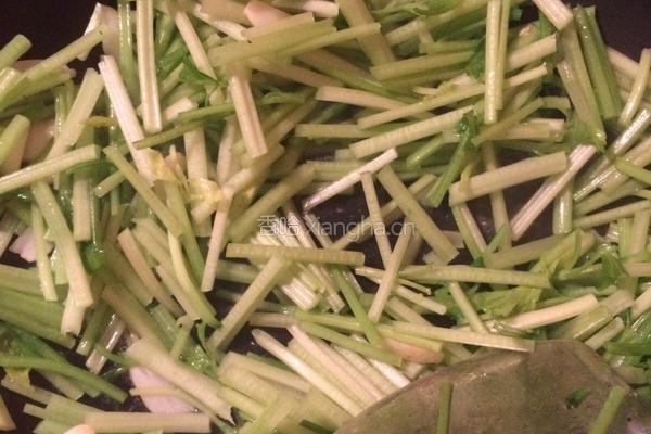 小芹菜炒香干的做法图解3