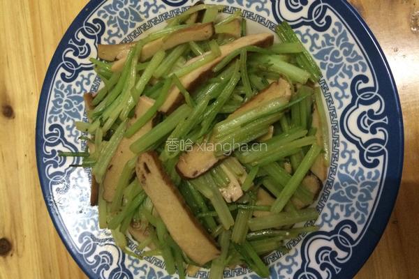 小芹菜炒香干的做法图解5