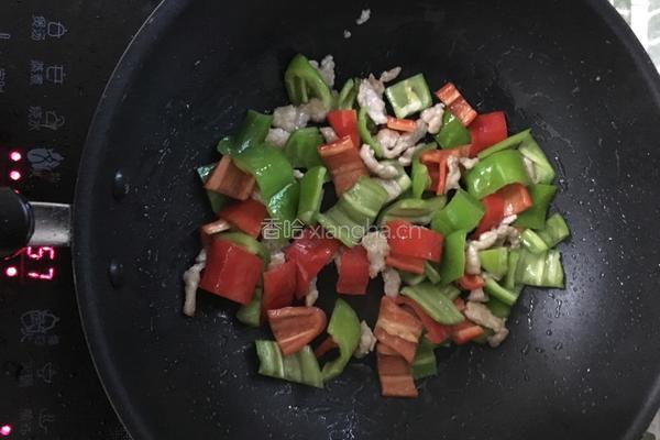 紫洋葱炒肉的做法图解4