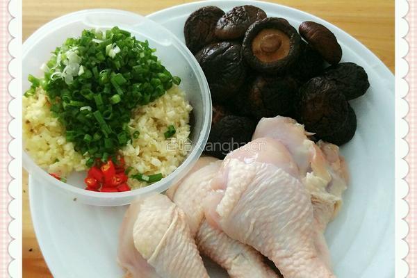 香菇蒸鸡腿肉的做法图解1