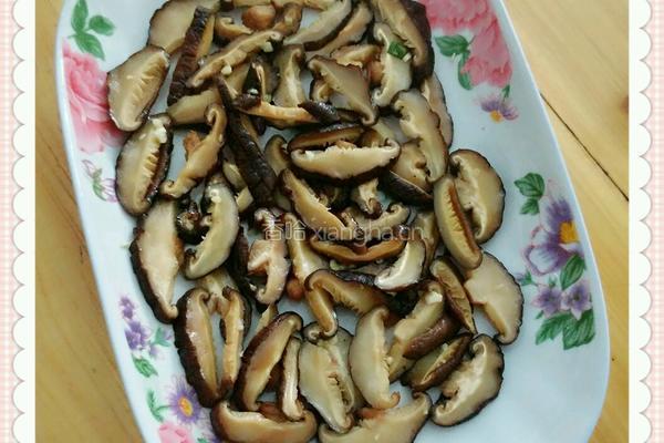 香菇蒸鸡腿肉的做法图解3