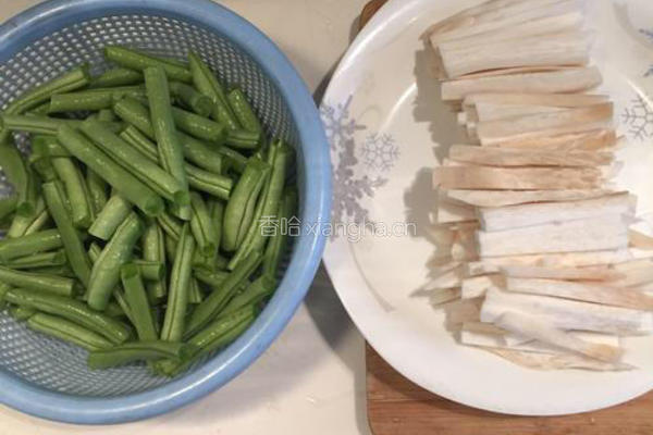 芸豆蘑菇小炒的做法图解2