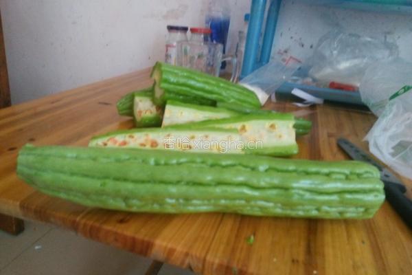 红油凉拌苦瓜的做法图解1