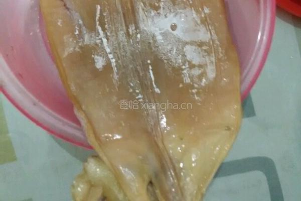 青椒鱿鱼的做法图解1