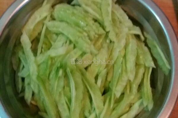 苦瓜炒肉丝的做法图解2