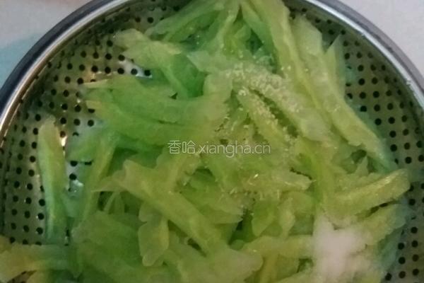 苦瓜炒肉丝的做法图解3