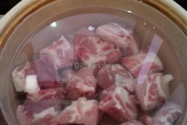 胡萝卜焖排骨的做法图解1