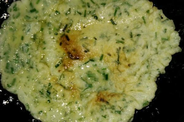 鸡蛋韭菜煎饼的做法图解6
