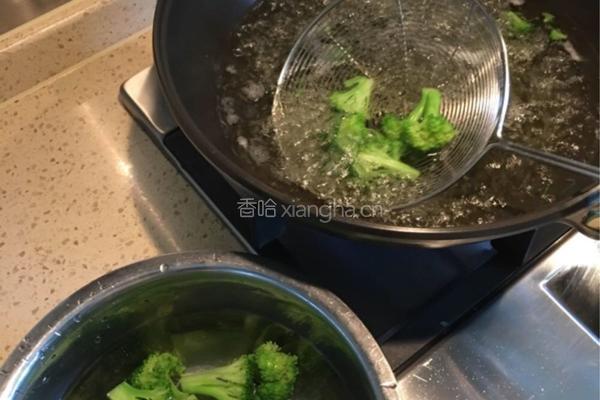西兰花拌黑木耳的做法图解4