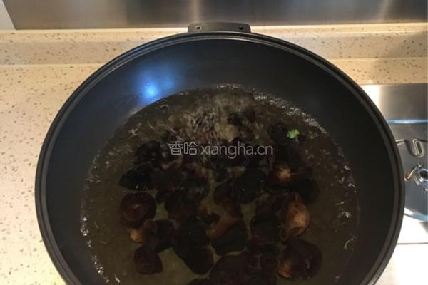 西兰花拌黑木耳的做法图解5
