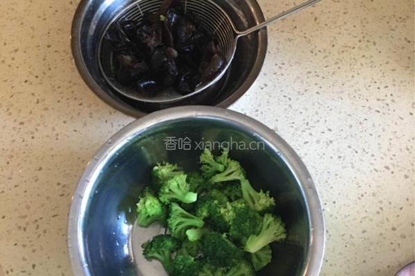 西兰花拌黑木耳的做法图解7