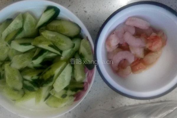 虾仁炒黄瓜的做法图解1