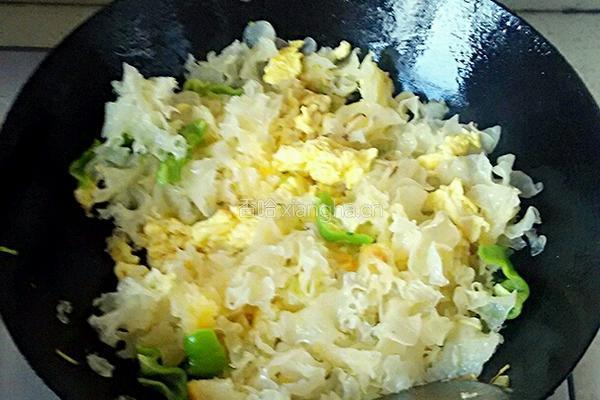 银耳炒鸡蛋的做法图解8