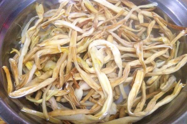 黄花菜排骨汤的做法图解3