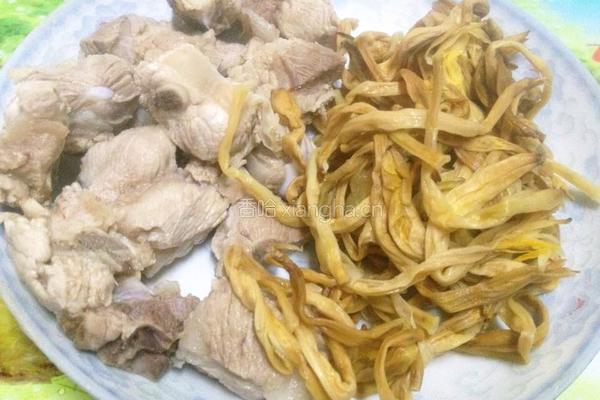 黄花菜排骨汤的做法图解4