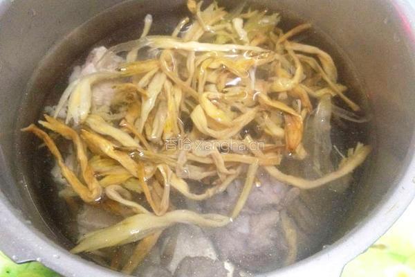 黄花菜排骨汤的做法图解6