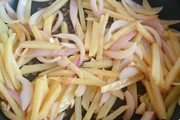 土豆洋葱炒腊肉的做法图解7