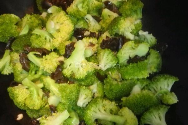 西兰花炒木耳的做法图解5