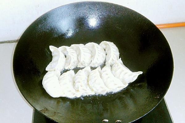 煎饺子的做法图解4