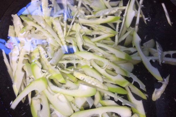 韭菜炒竹笋的做法图解3
