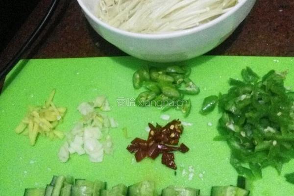 凉拌黄瓜金针菇的做法图解2