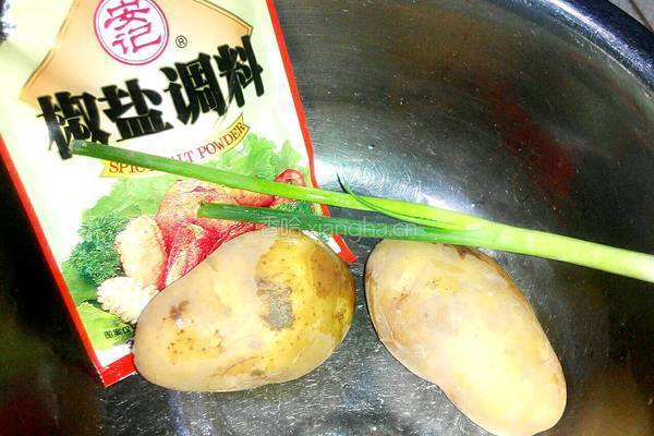 椒盐土豆的做法图解1