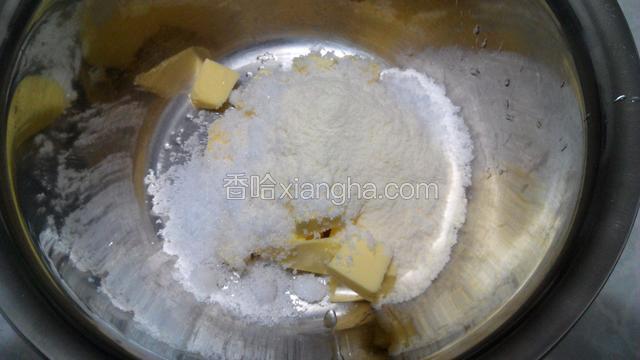 黄油提前软化，加入细砂糖和奶粉