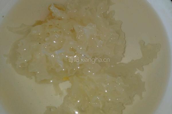 银耳红枣粥的做法图解2