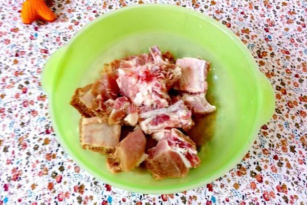 红烧排骨土豆的做法图解1