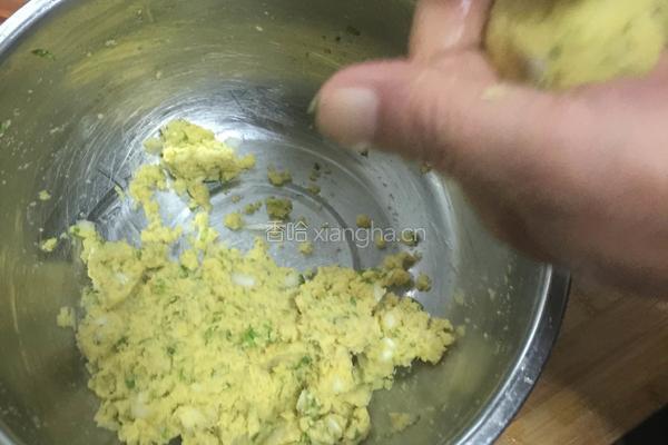 玉米面豆渣窝窝头的做法图解2