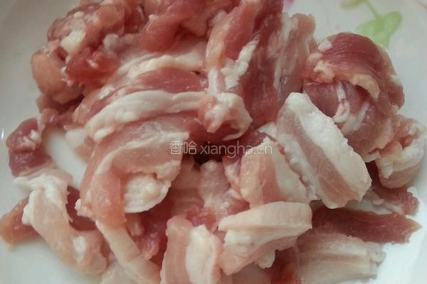 五花肉豆豉炒青椒的做法图解1