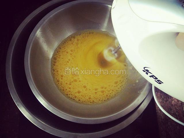 把细砂糖和蜂蜜倒入装鸡蛋的大碗中，先用电动打蛋器低速搅拌均匀，然后找个大锅，在锅中倒入热水，把盛蛋液的大碗放在热水上，开始隔水打发鸡蛋。