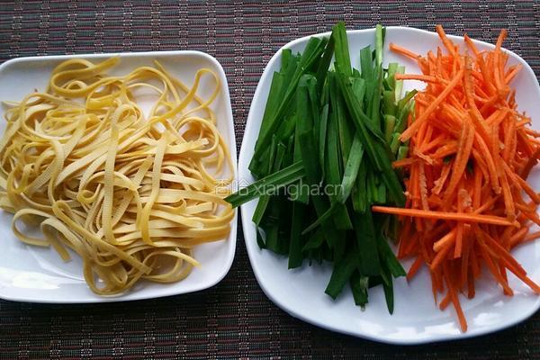 凉拌豆腐皮韭菜的做法图解2