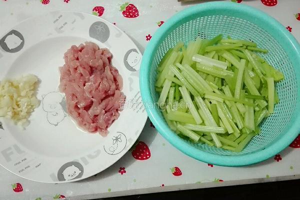 肉丝炒芹菜的做法图解1
