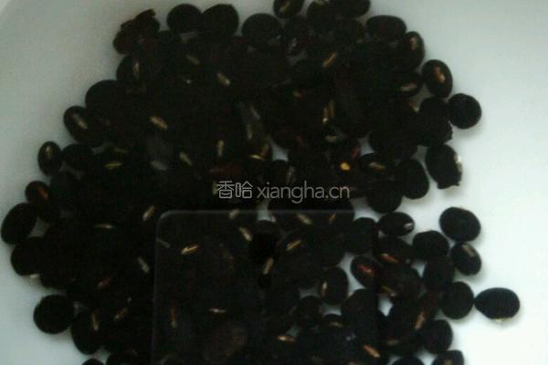 枸杞黑豆粥的做法图解1
