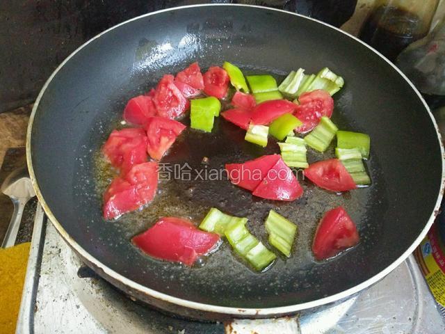先倒入青椒和番茄