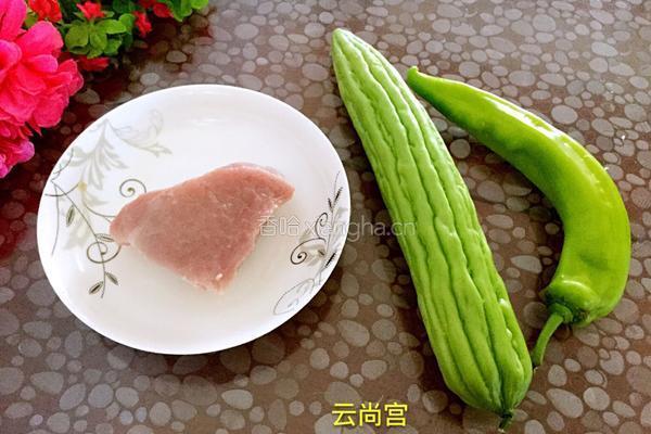 青椒苦瓜炒肉的做法图解1