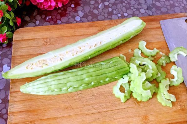 青椒苦瓜炒肉的做法图解3