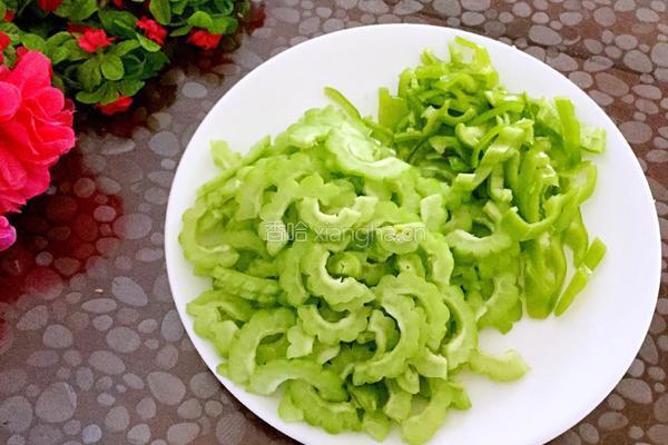 青椒苦瓜炒肉的做法图解5