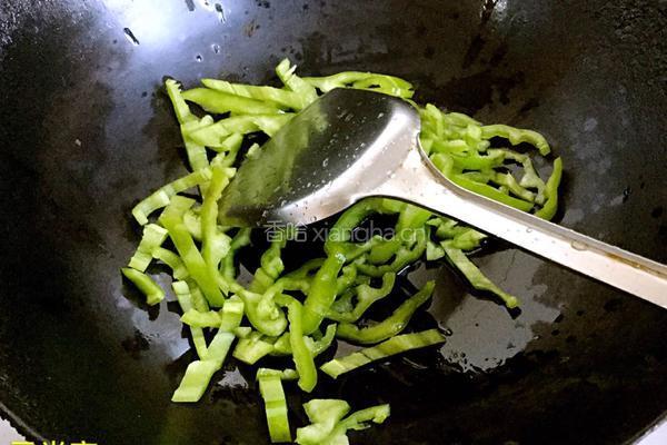 青椒苦瓜炒肉的做法图解9