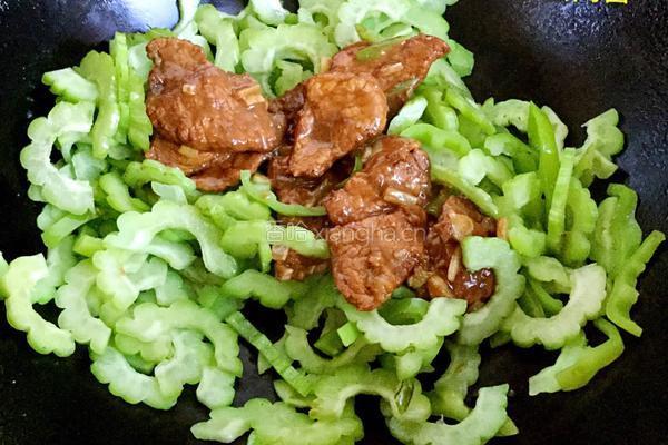 青椒苦瓜炒肉的做法图解10