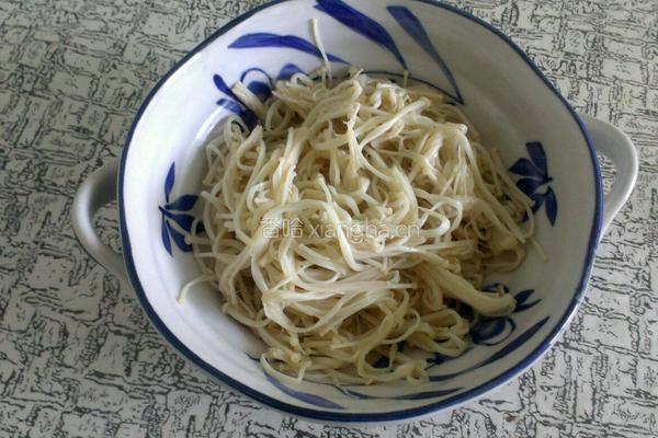 黄瓜拌金针菇的做法图解2