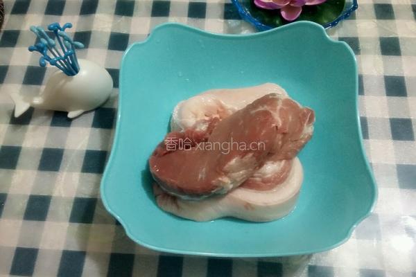 猪肉丸子的做法图解1