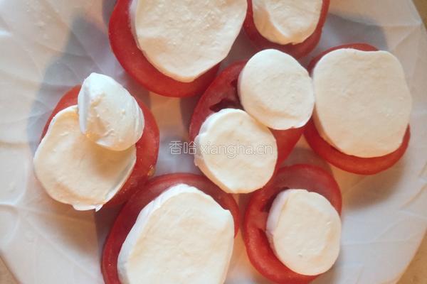 意式马苏里拉乳酪罗勒叶西红柿拼盘的做法图解5