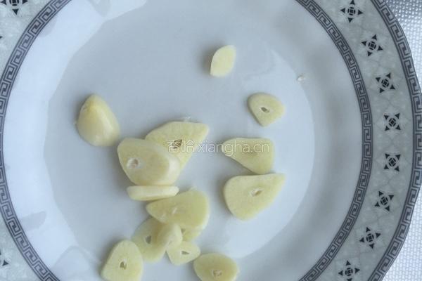 腊肉卷心菜的做法图解1