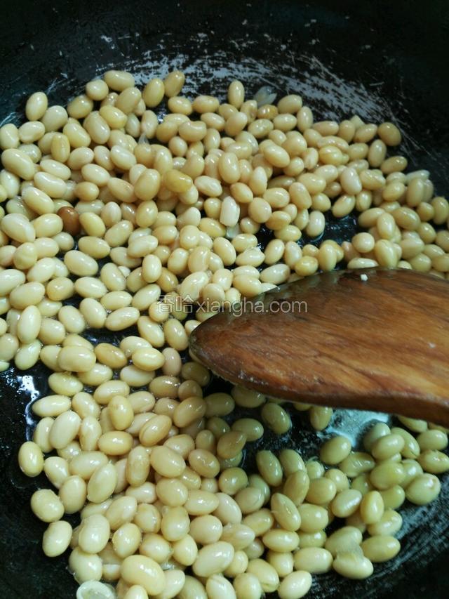 油热后放黄豆翻炒