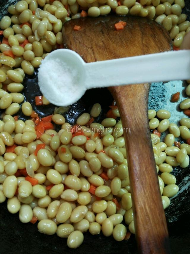 放适量盐、鸡精调味，均匀翻炒