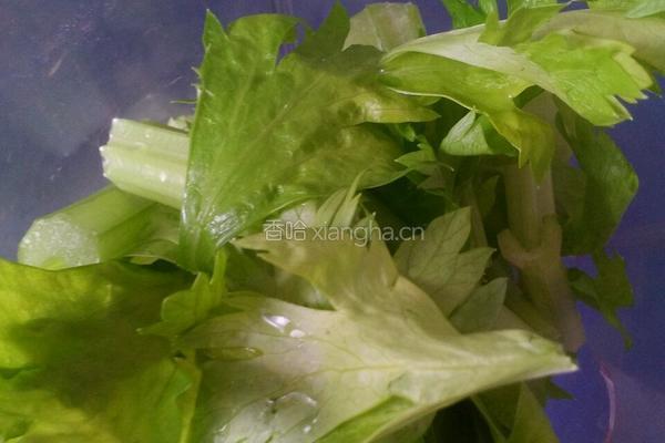 芹菜汁的做法图解2